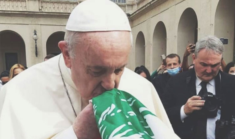 pope-francis-lebanese-flag.jpg